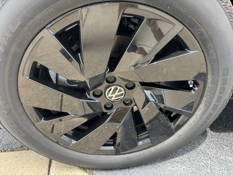 2026 Volkswagen Atlas Cross Sport SE with Technology