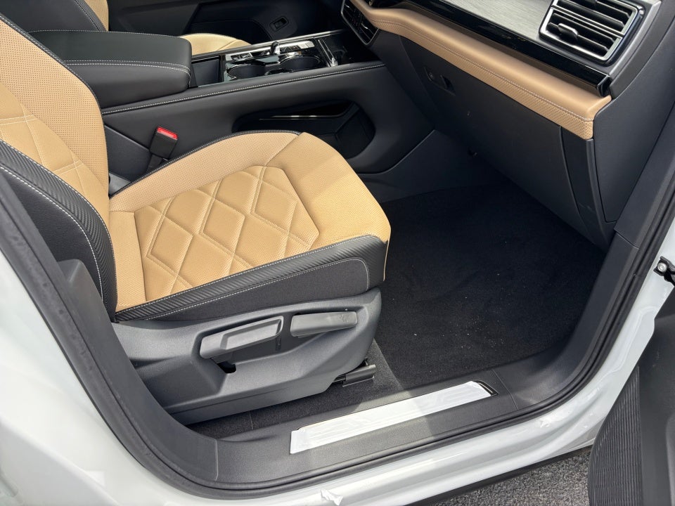 2026 Volkswagen Atlas Cross Sport SE with Technology