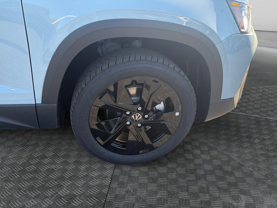 2027 Volkswagen Taos SE Black