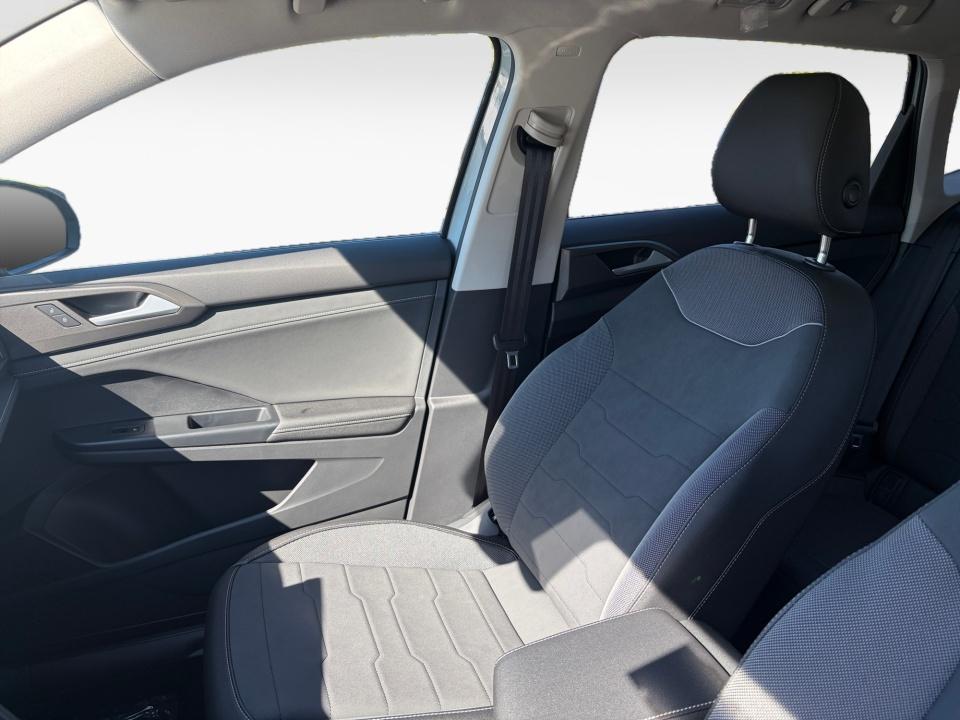 2027 Volkswagen Taos SE Black