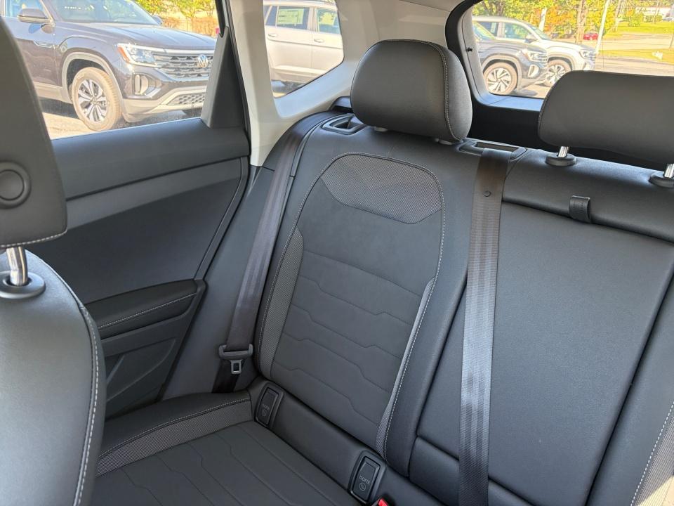 2027 Volkswagen Taos SE Black