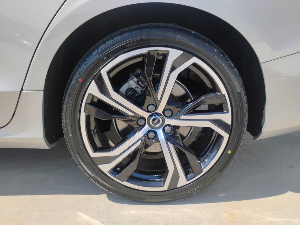 2024 Volvo S60 Plus Dark Theme