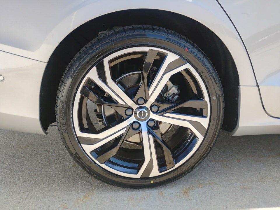 2024 Volvo S60 Plus Dark Theme