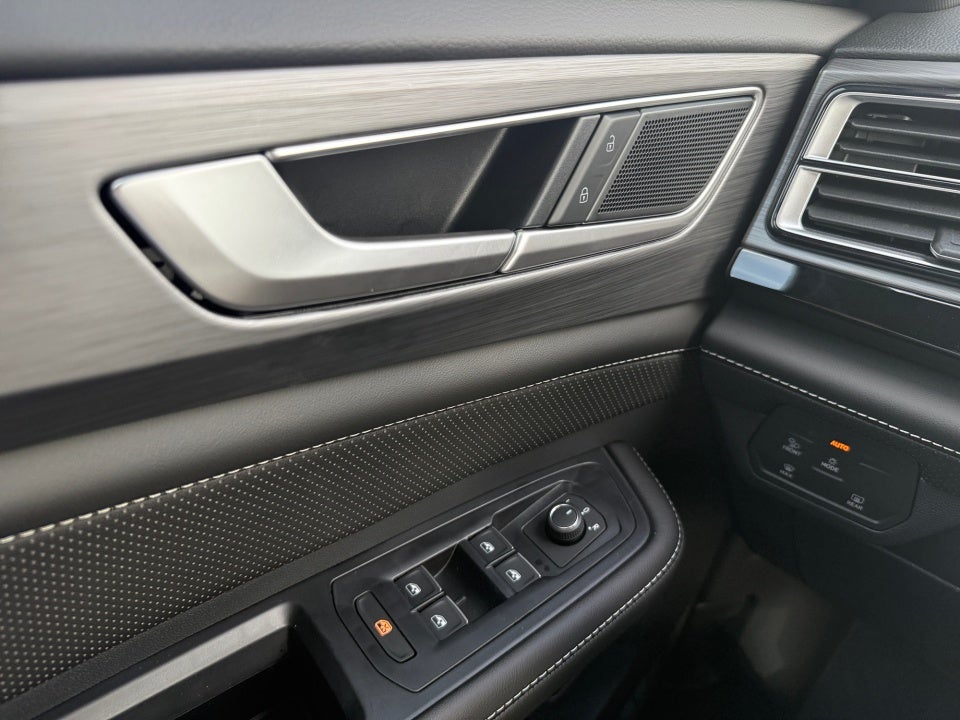 2026 Volkswagen Atlas Cross Sport SE with Technology