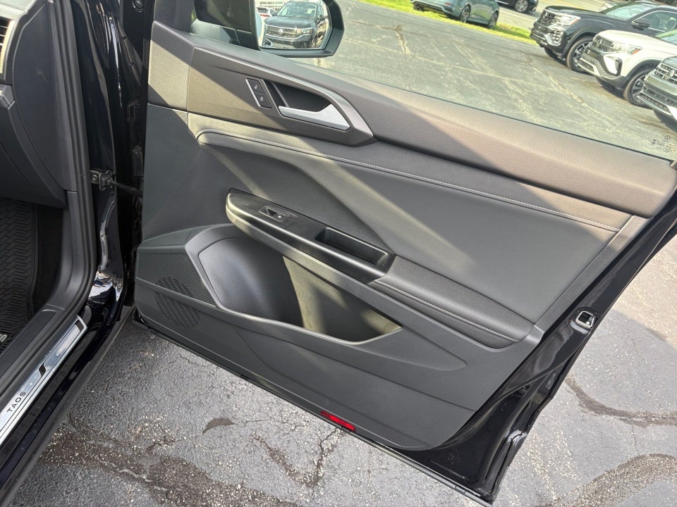 2026 Volkswagen Taos SE Black
