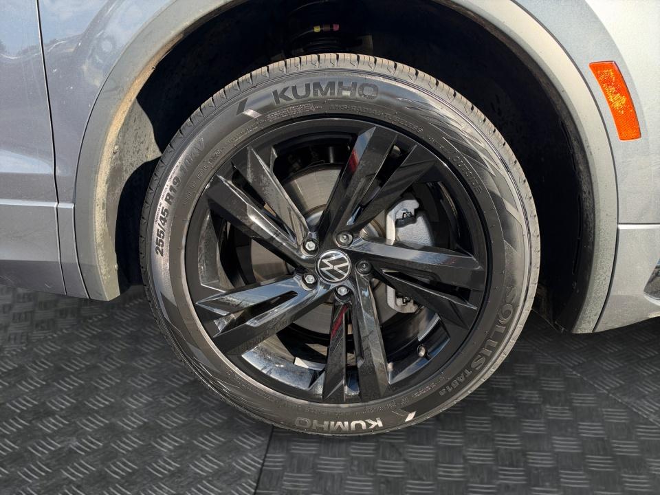 2024 Volkswagen Tiguan SE R-Line Black