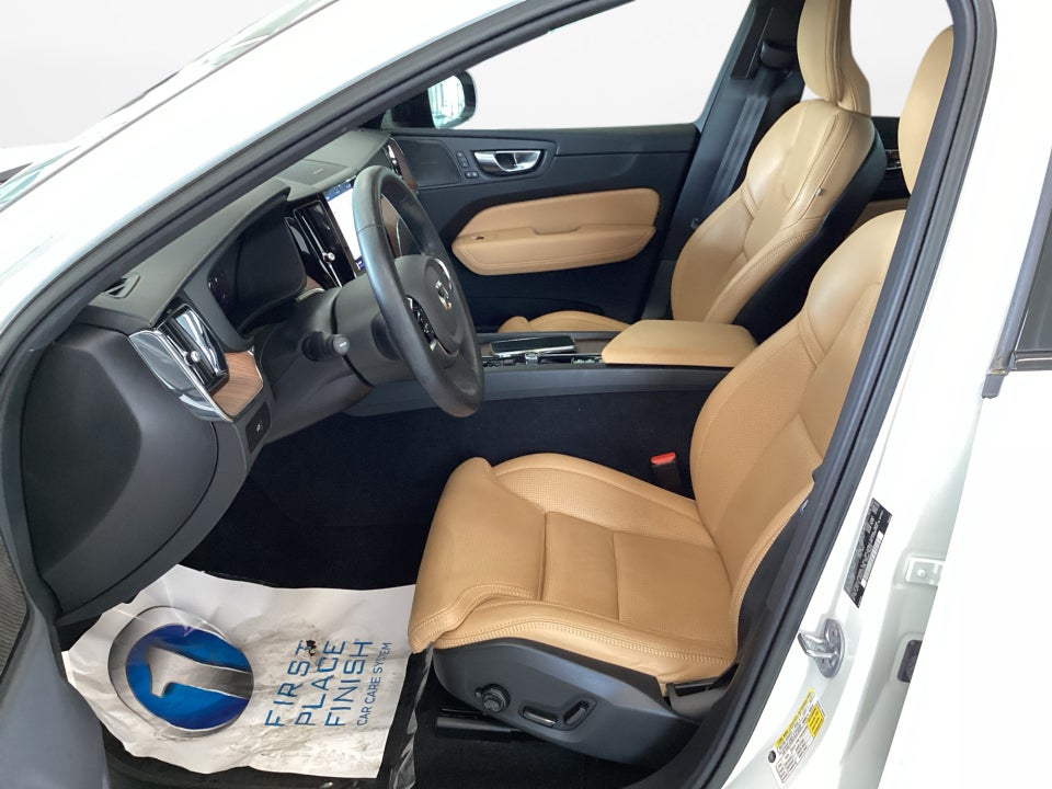 2023 Volvo XC60 B5 Ultimate Dark Theme