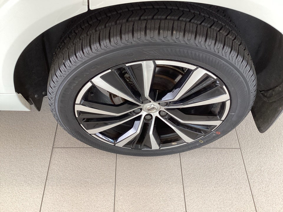 2023 Volvo XC60 B5 Ultimate Dark Theme