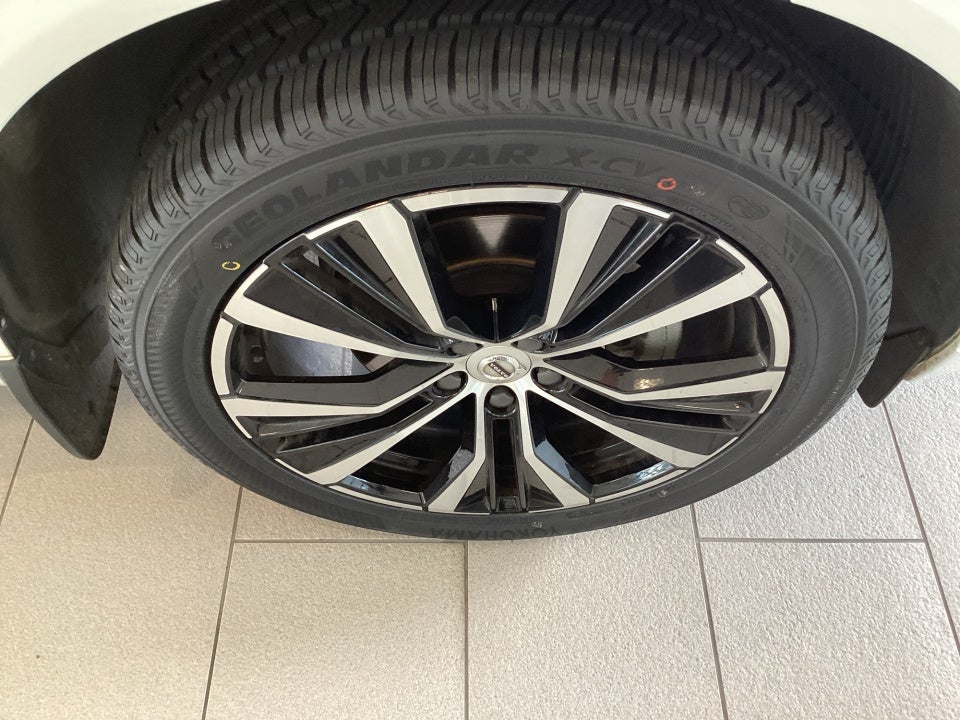 2023 Volvo XC60 B5 Ultimate Dark Theme