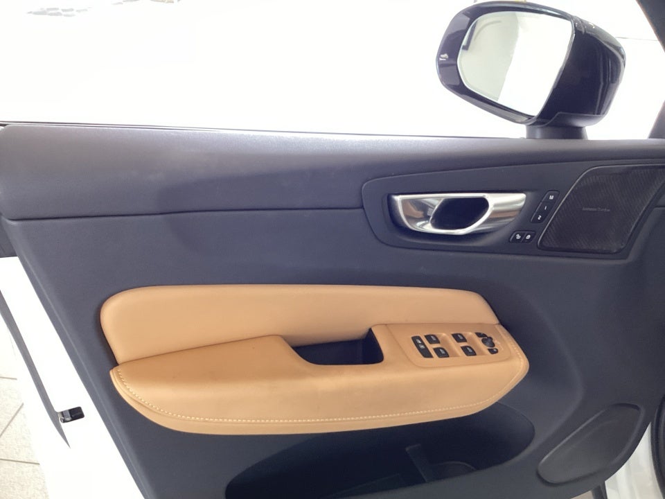 2023 Volvo XC60 B5 Ultimate Dark Theme