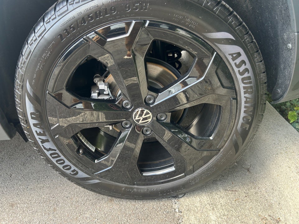 2026 Volkswagen Taos SE Black