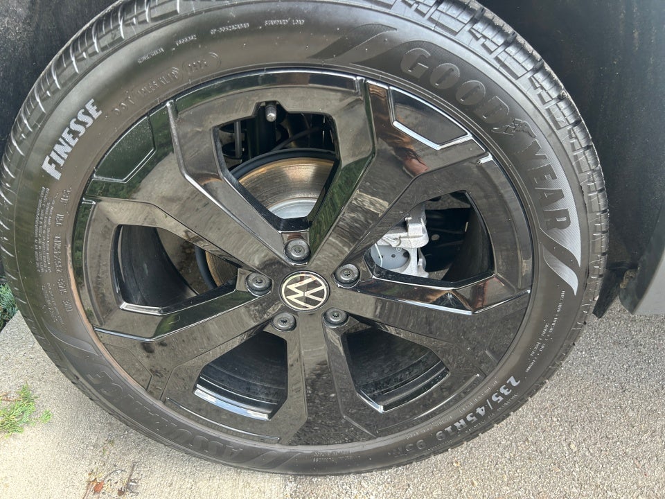 2026 Volkswagen Taos SE Black