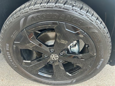 2026 Volkswagen Taos SE Black