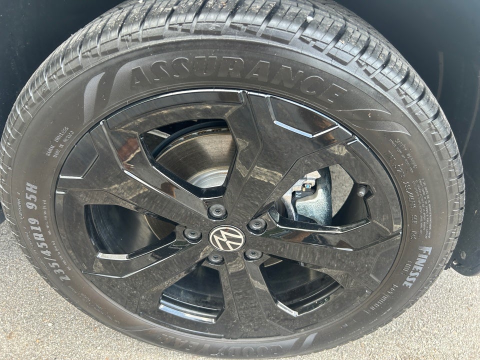 2026 Volkswagen Taos SE Black