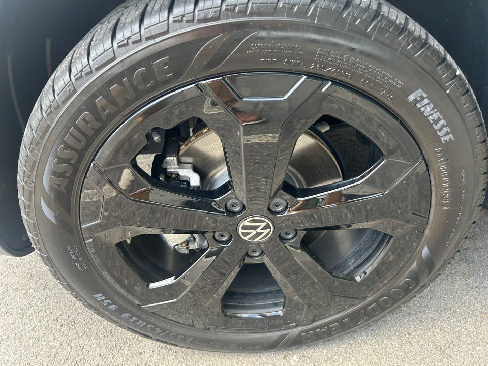 2026 Volkswagen Taos SE Black