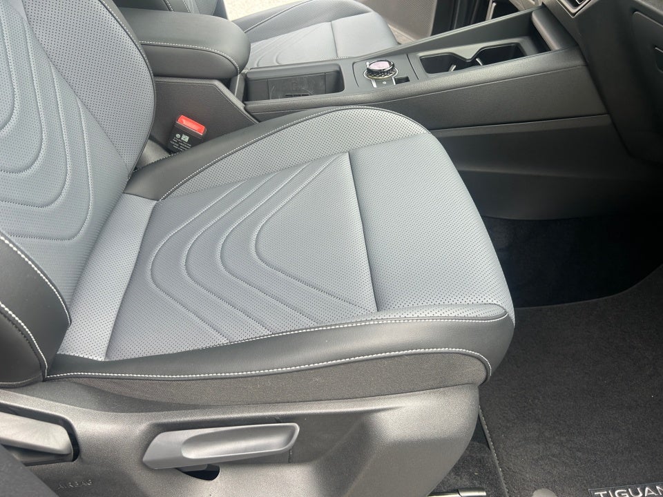 2025 Volkswagen Tiguan SE R-Line Black