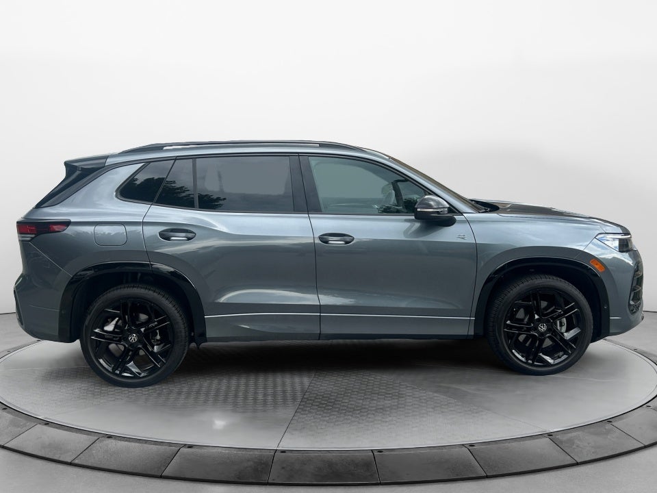 2025 Volkswagen Tiguan SE R-Line Black