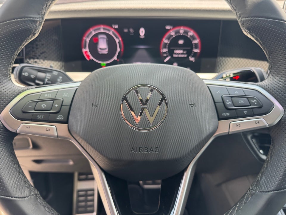2025 Volkswagen Tiguan SE R-Line Black