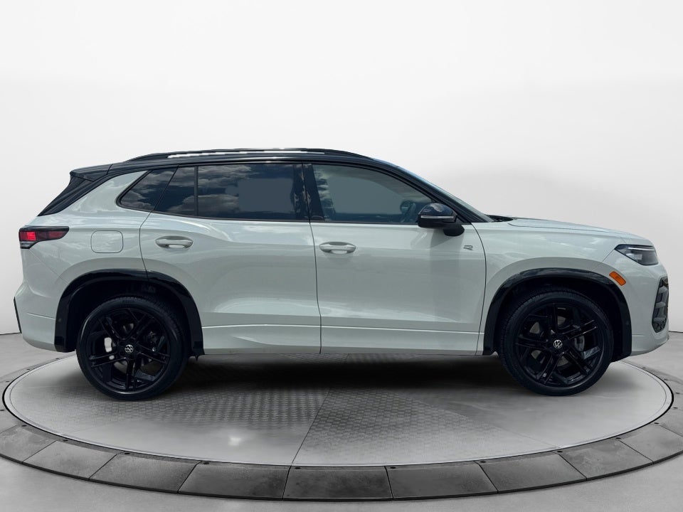 2025 Volkswagen Tiguan SE R-Line Black