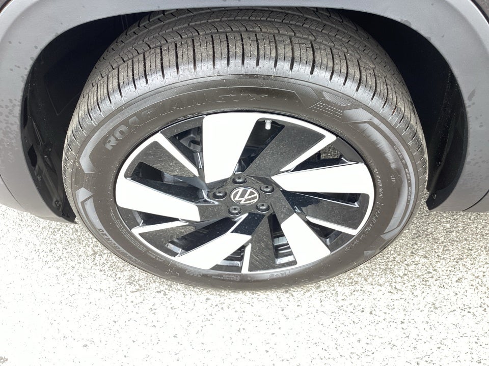 2026 Volkswagen Atlas Cross Sport SE with Technology