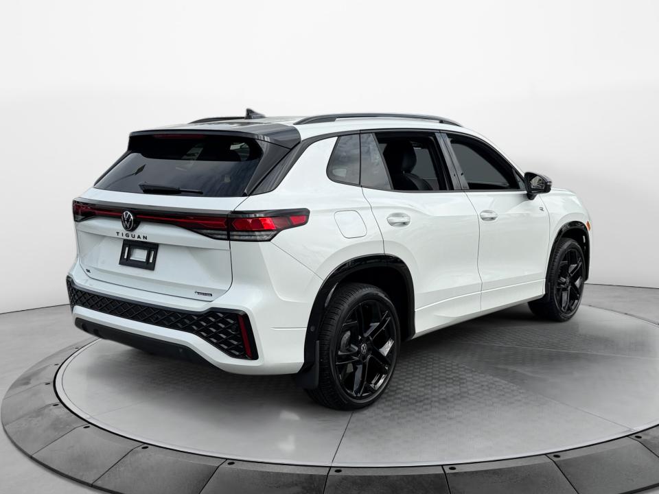2025 Volkswagen Tiguan SE R-Line Black