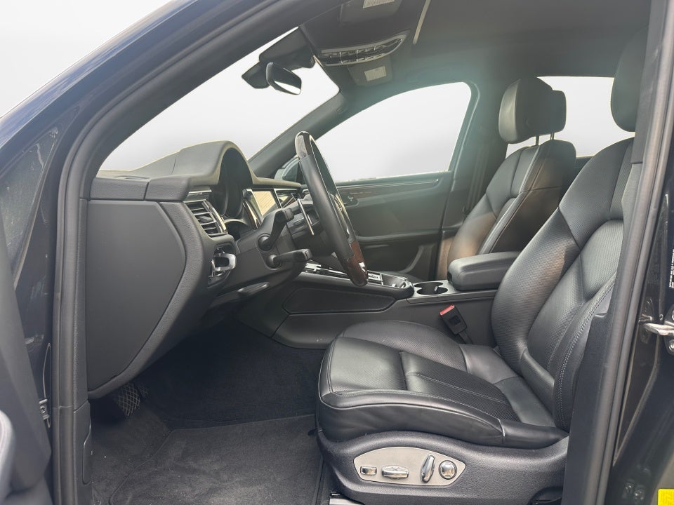 2022 Porsche Macan AWD