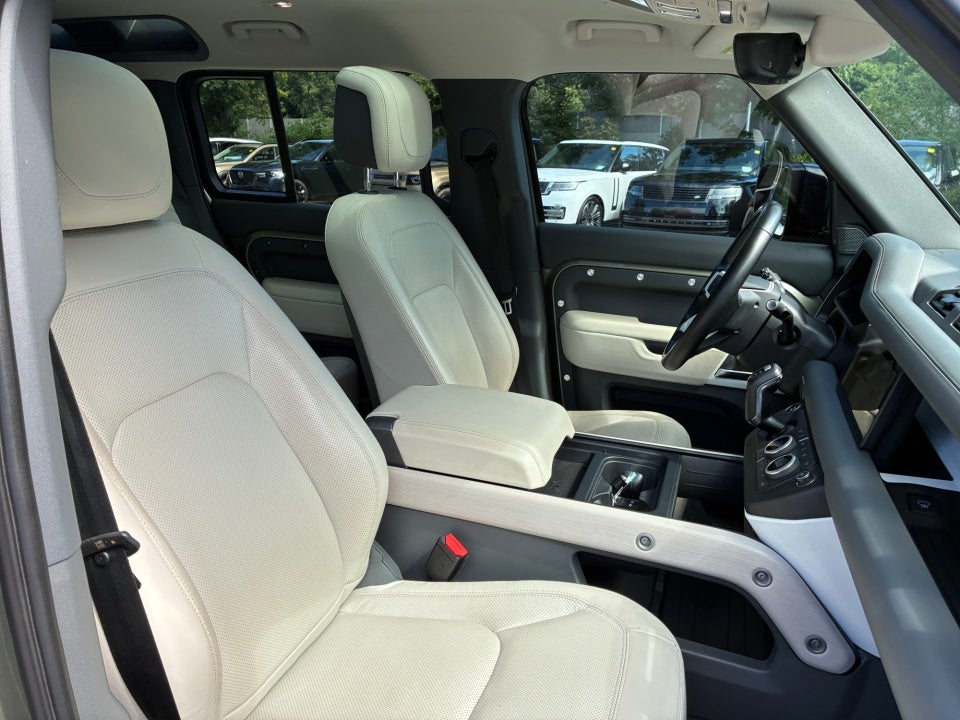 2023 Land Rover Defender SE