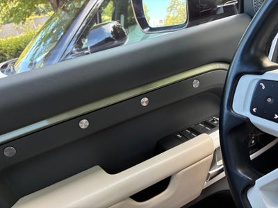 2023 Land Rover Defender SE