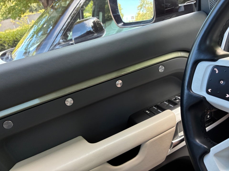 2023 Land Rover Defender SE