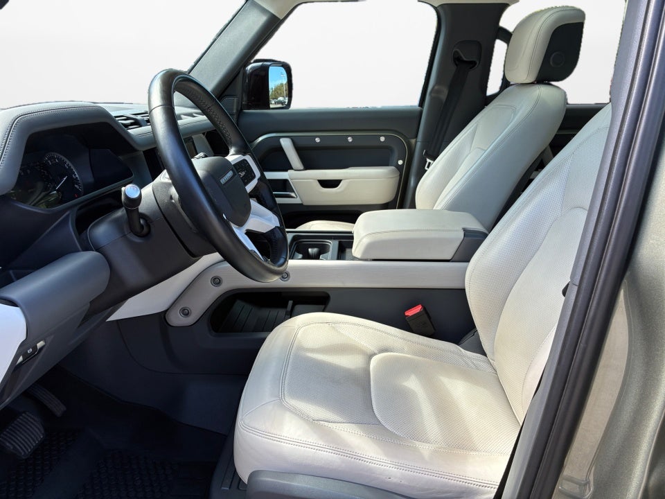 2023 Land Rover Defender SE